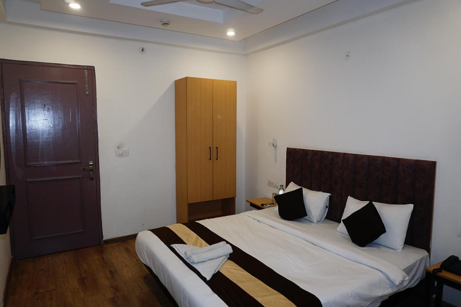 Tipsyy Inn 018 Гургаон Экстерьер фото